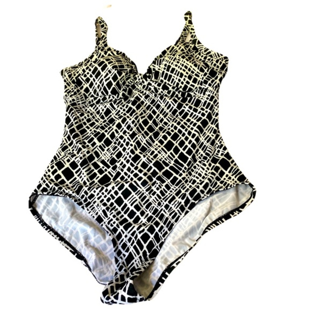 JANTZEN Classic One piece flattering and slimming B/W Prints Sz 16